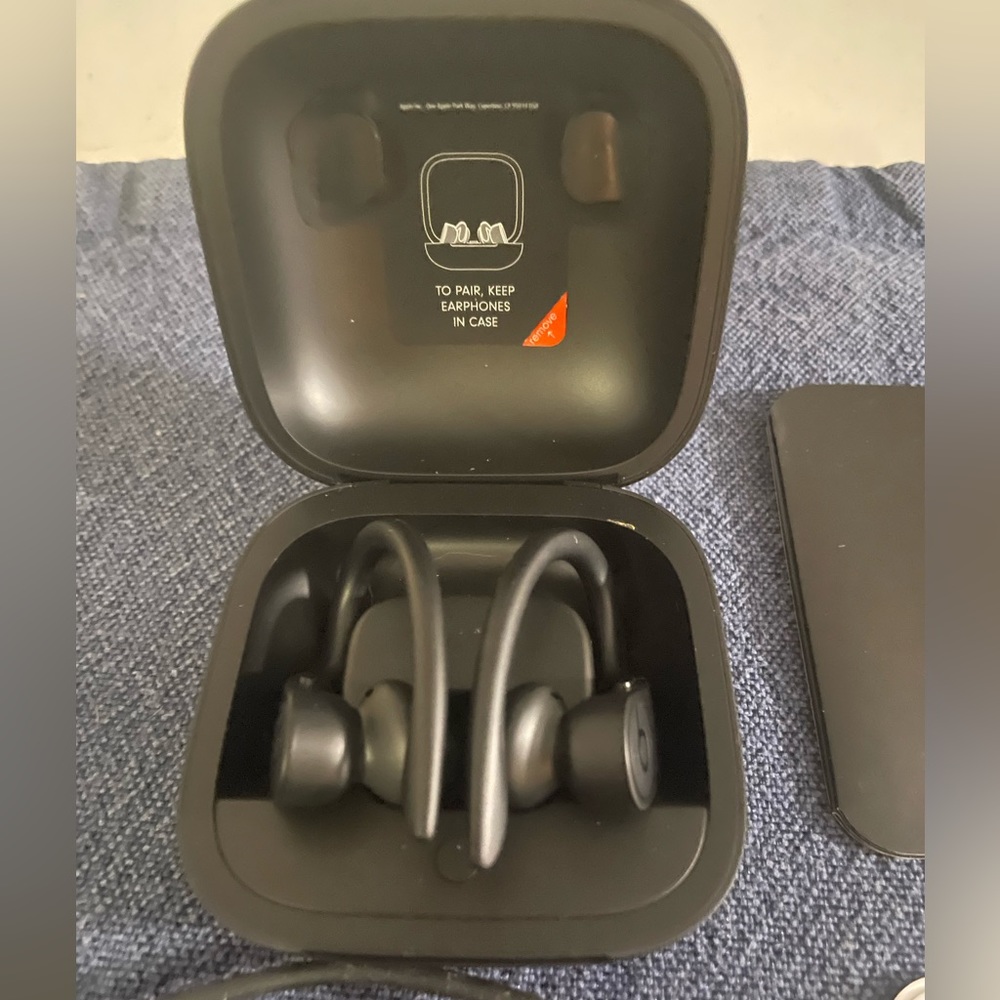 Powerbeats Pro gently used❣️